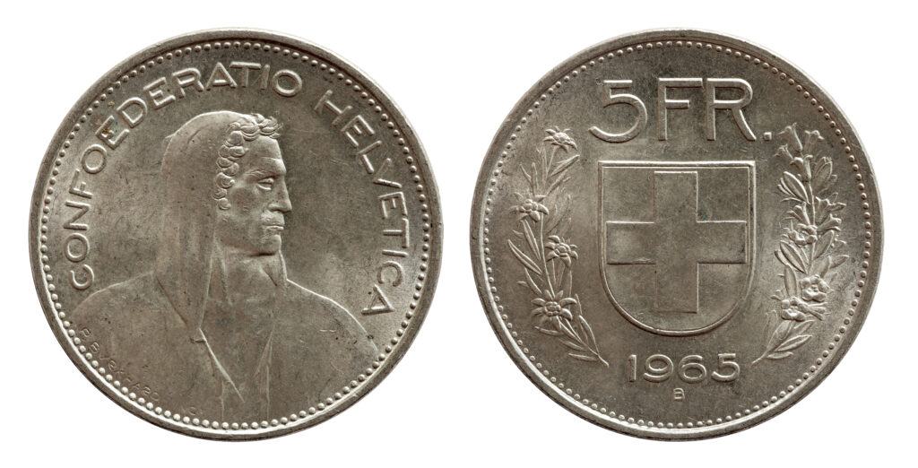 The front and back of a five Franc coin made of silver dating from 1965