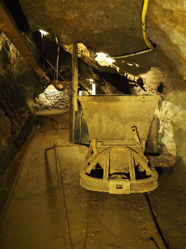Förderwagen auf Schienen in einer Mine