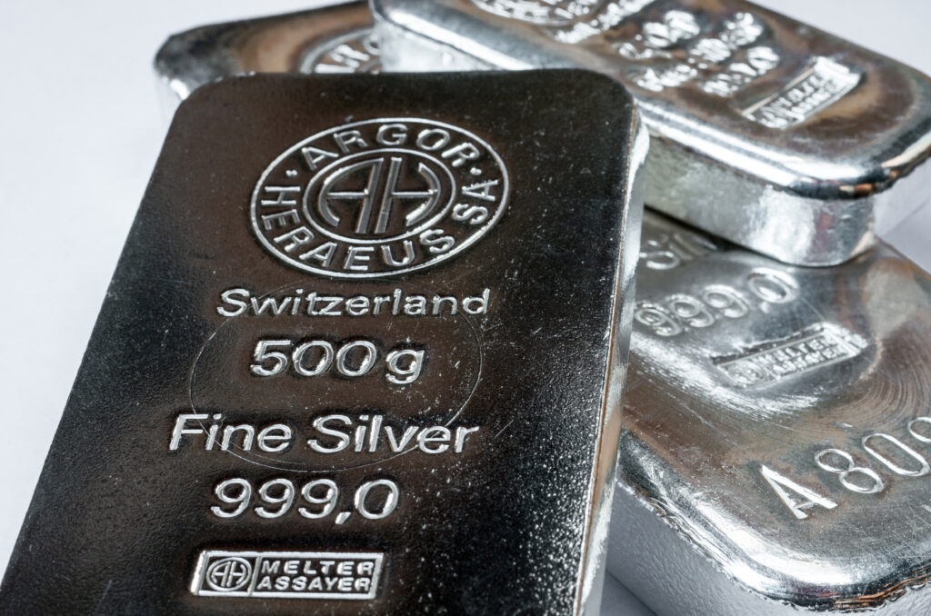 Imagen con varios lingotes de plata suizos