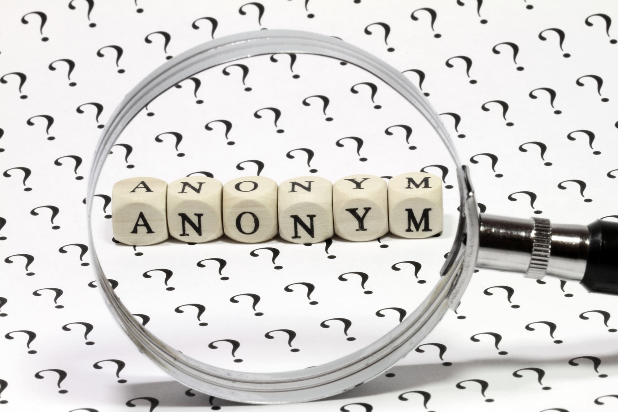 Magnifying glass in front of the word ANONYM