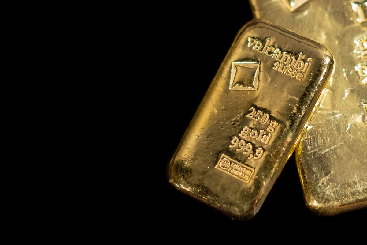 Imagen de dos lingotes de oro fundido Argor-Heraus sobre fondo plateado