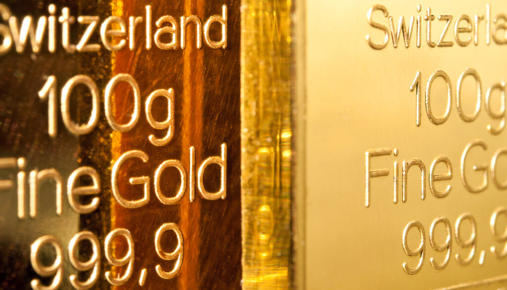Primer plano de dos lingotes de oro suizo de 100 gramos