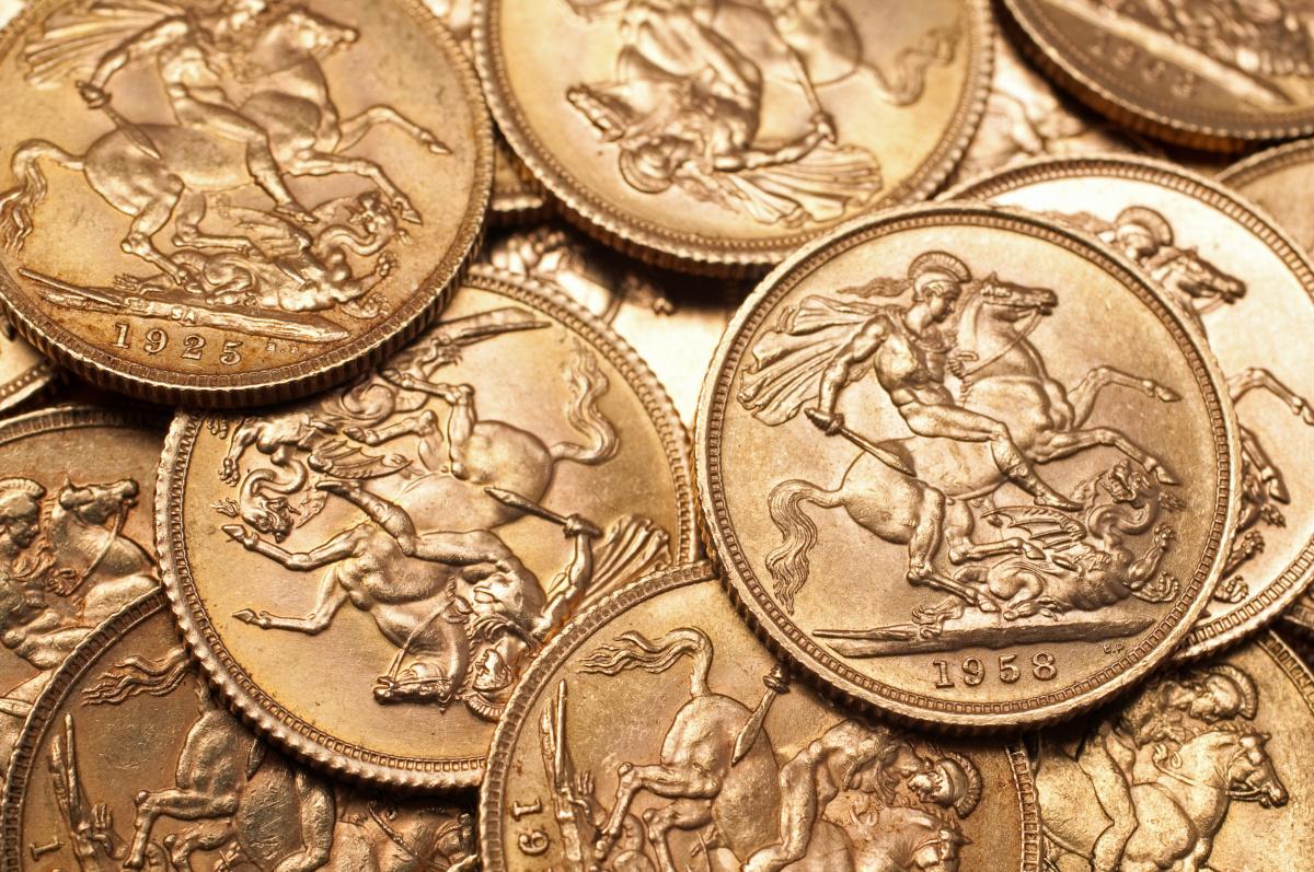 Sovereign Münzen verschiedner Jahrgänge aufeinander liegend, Bildseite mit heiligem Georg und Drache gegen oben