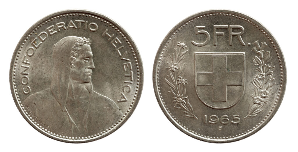 Fronte e retro di una moneta d'argento da cinque franchi del 1965